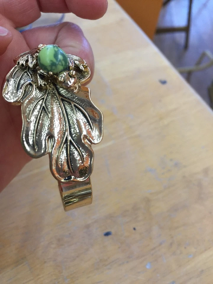 2a NUEVO Brazalete Anthropologie Fauna Verde Joyas Tono Dorado Hoja y Rana NUEVO Foto 2 de 4