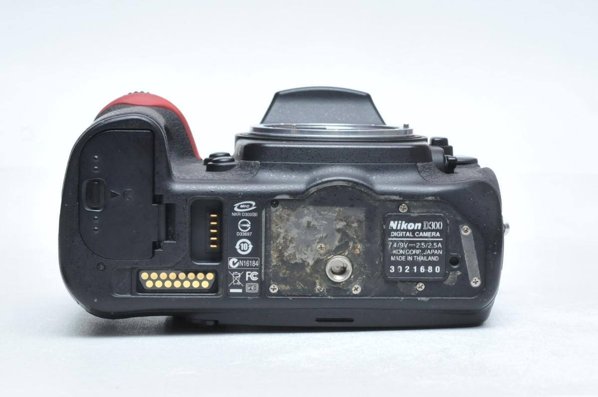 Nikon D300 megapixel DX format CMOS Sensor Body 1680