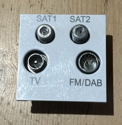 DETA S1440 TV/FM (DAB) SAT1/SAT2 QUADPLEXER STECKDOSENMODUL X 2