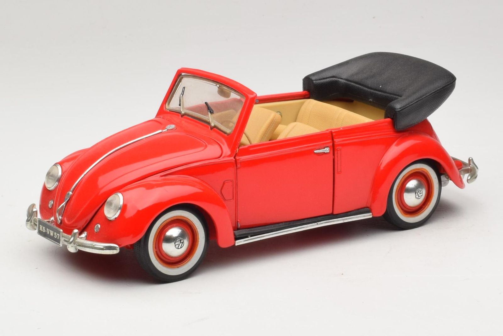56010 Volkswagen Beetle Cabriolet Red Maisto 1/18