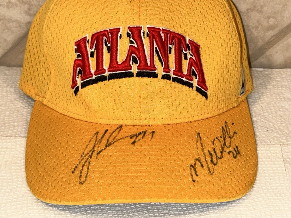 Gorra Zaza Pachulia y Marvin Williams firmada a mano Atlanta Hawks NBA Select Series Foto 3 de 4