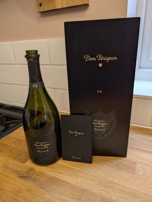 Leere Dom Perignon 2004 Plenitude 2 P2 Sektflasche, Metallbox & Infokarte