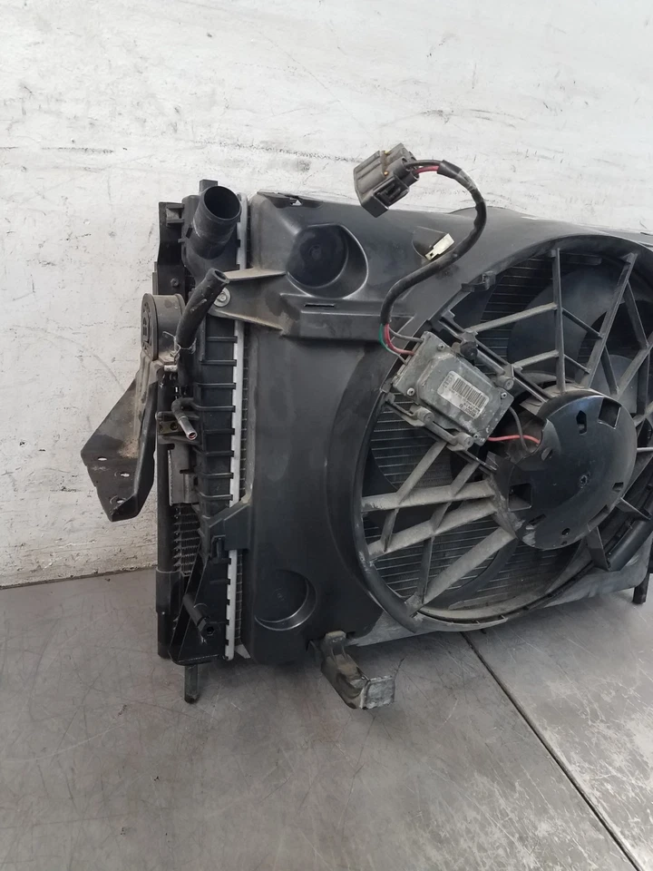 2003 03 04 Mercury Marauder Radiator / Fan / Condenser Assembly #5857 V1 - Image 4 of 4