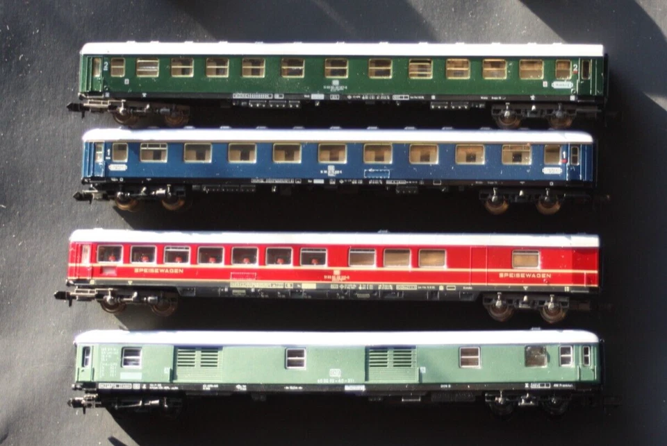 Spur N Schnellzugwagen 2.Kl. grün/1. Kl. blau/Speisew v.Flm. Gepäck-Wagen-Arnold