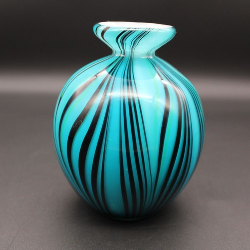 Vaso vintage in vetro soffiato a mano blu e nero design piuma tirata 5" - Foto 4 di 10