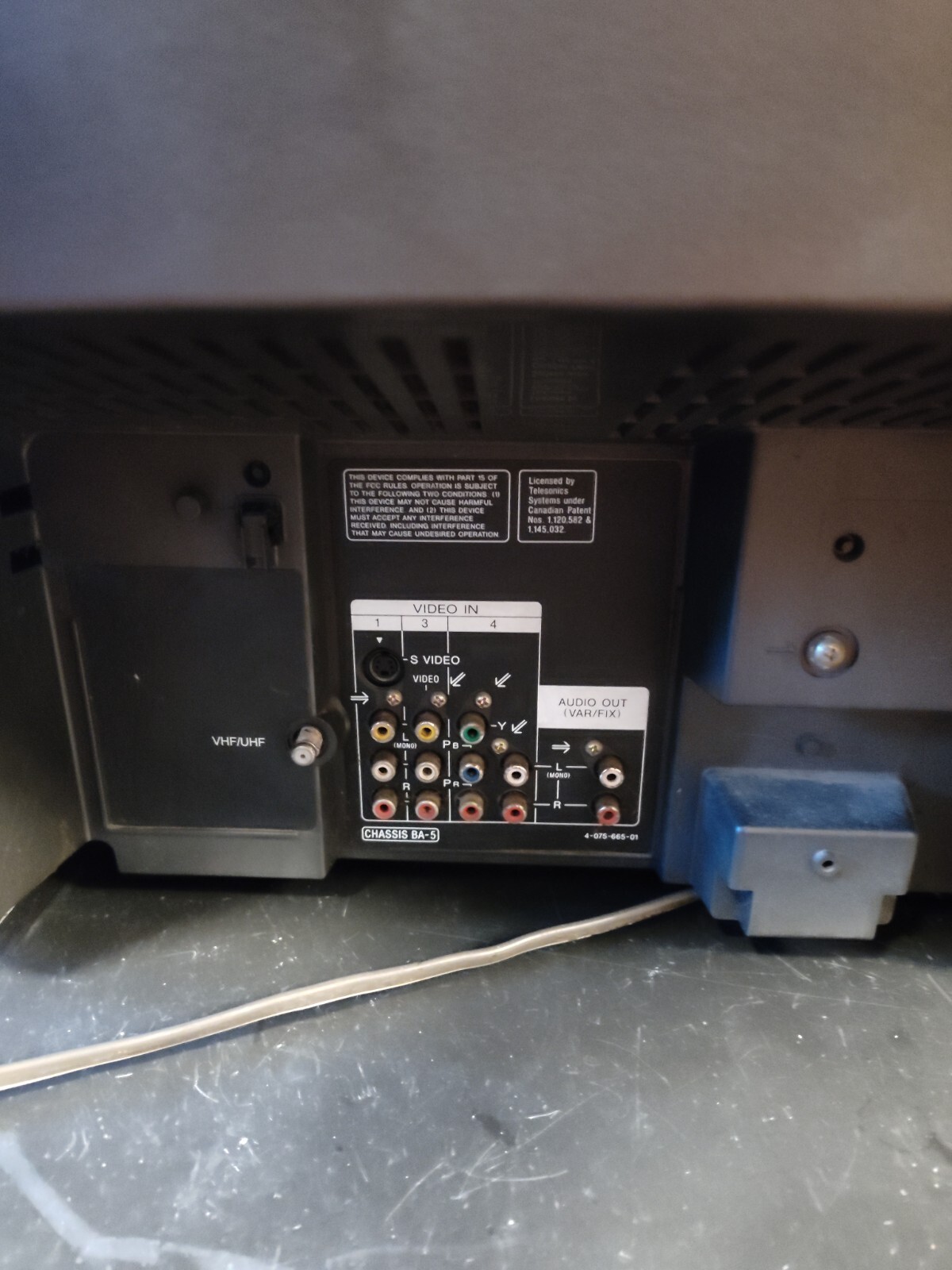 Sony 27" Trinitron Color TV, Model KV27FS13 in working condition, with