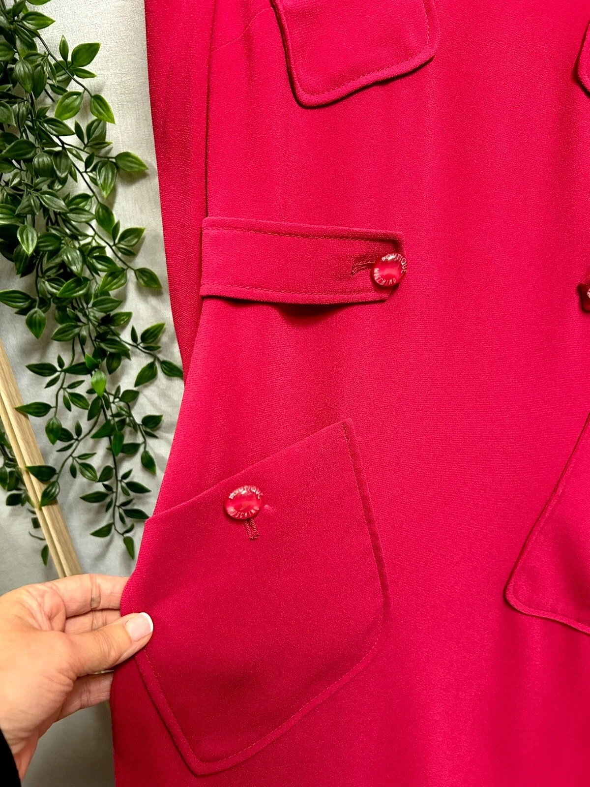 Abito Boutique Moschino elegante rossetto scuro dettaglio bottone rosso crape UK8