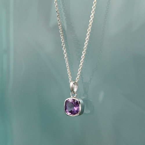 Pendentif tibétain en laiton et pierres naturelles, lourd et imposant Pendentif tibétain en laiton et pierres naturelles, lourd et imposant