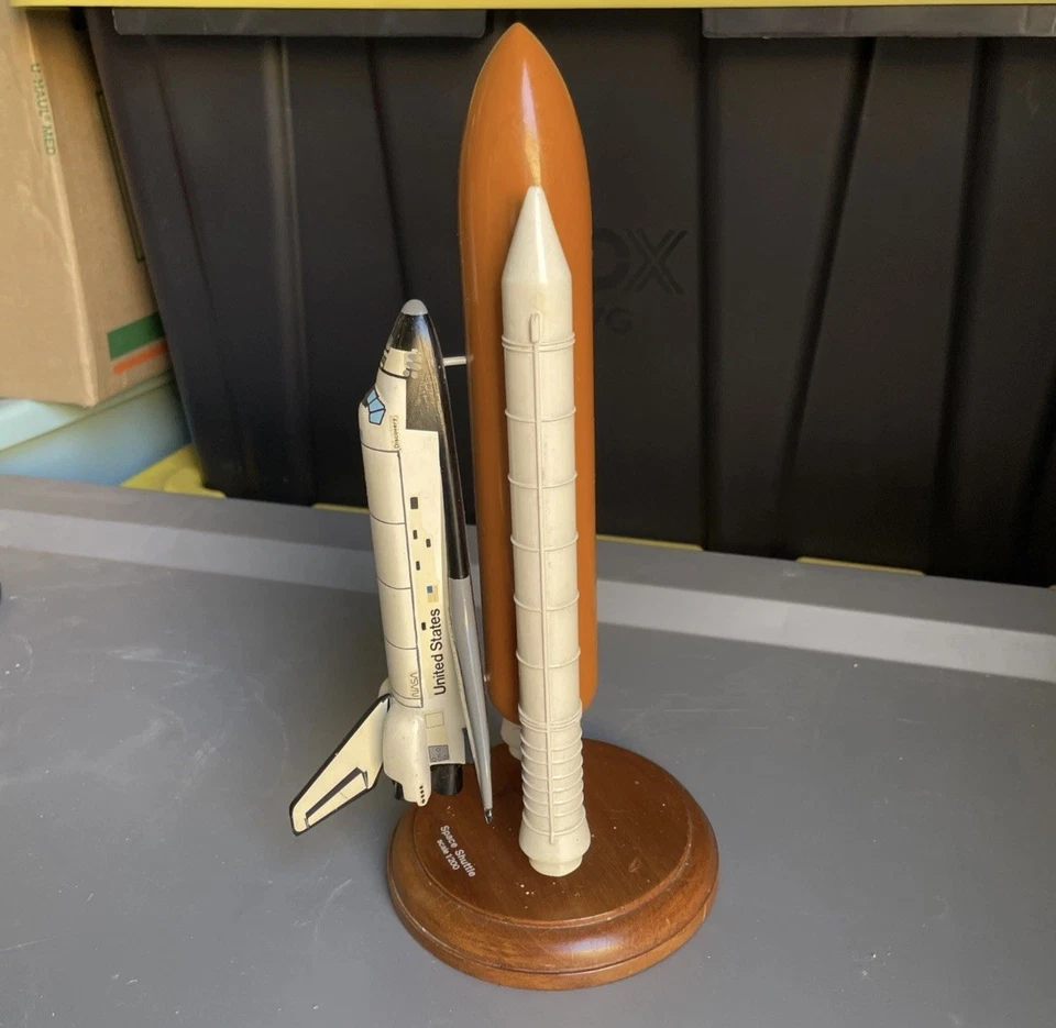 NASA VINTAGE Space Shuttle Discovery - Desk Top Display Model - Scale 1/200 - Image 4 of 4