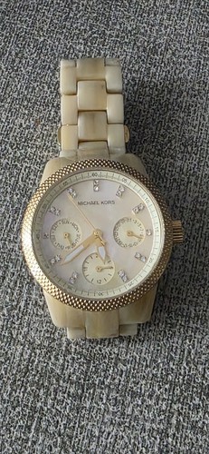 MICHAEL KORS MK5400 BEIGE RESIN PLASTIC WOMEN'S WATCH. NEW BATTERY INSTALLED