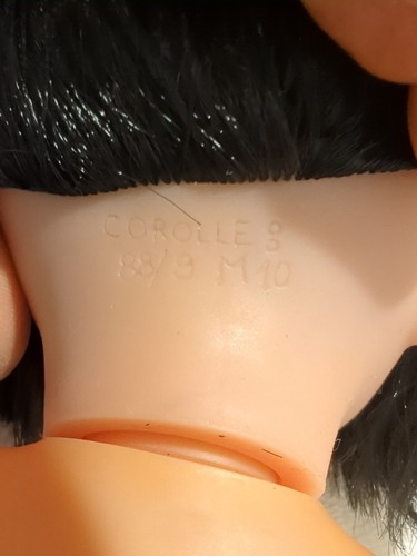 COROLLE DOLL ~ 14" bambola asiatica con vestiti ~ Corolle 88/9 M10 bambola bambino ~ usata in ottime condizioni - Foto 20 di 24
