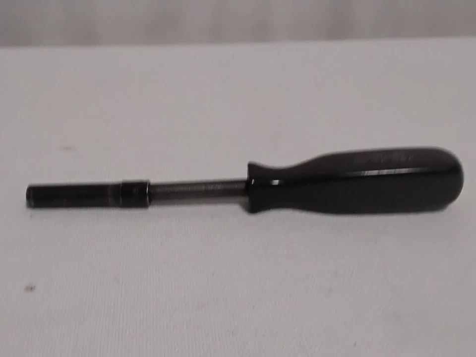 Snap-on GM4A  1/4" Drive 6" Standard Shank Pin Lock Driver & GSTM8 1/4" Socket - Image 4 of 4