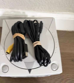 DreamCast Bundle w/ 3 Controllers + 2 Games