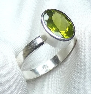 💚Peridot Olivin Ring 925 Silber Gr 16,8 (53) fac. ovaler Edelstein   💚 NEU 💚 - Bild 1 von 4