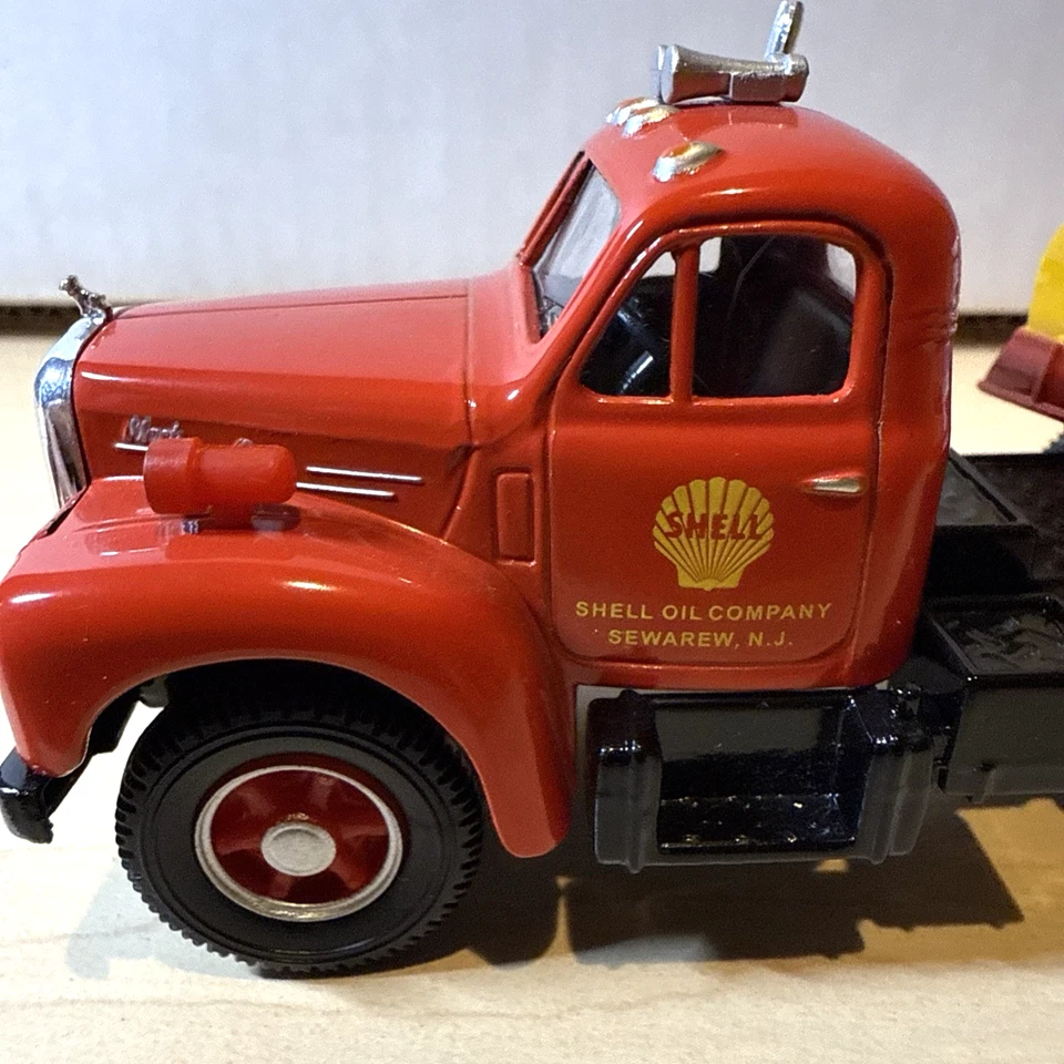 Corgi 53201 - Mack B Series Fruehauf Tanker Truck Shell - Red/Yellow 1:50 - Image 4 of 4
