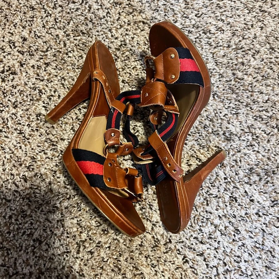 Sandalias Michael Kors de cuero marrón con detalle de rayas rojo marino y herrajes dorados Foto 4 de 4