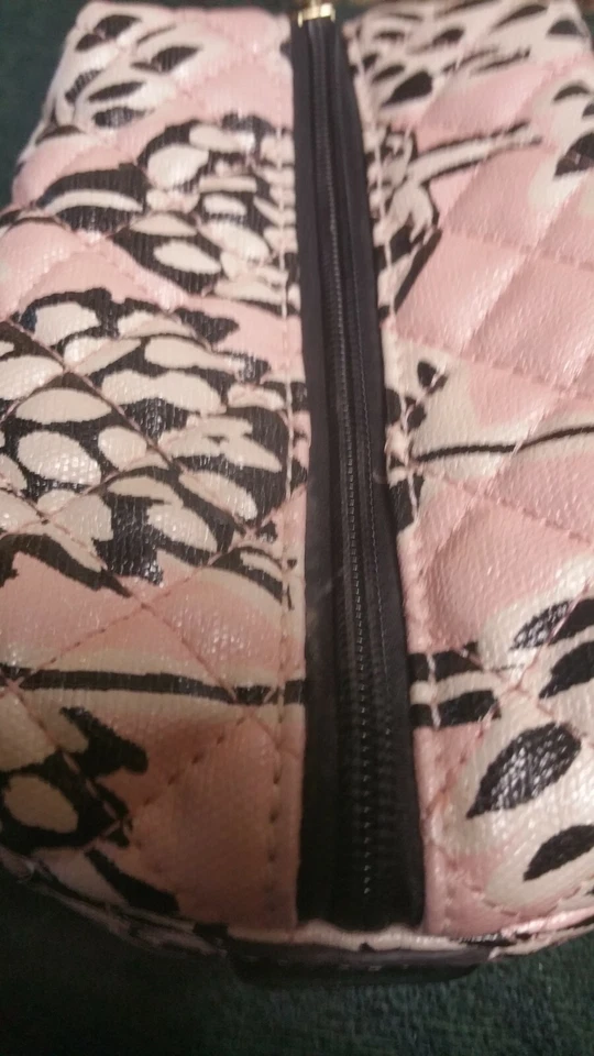 Bolso de Cosméticos Acolchado ANNE KLEIN - Cremallera Superior - Bolsa de Maquillaje/Bolsa de Viaje - Rosa/Negro Foto 3 de 4