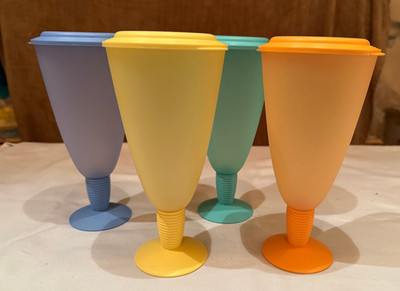 TUPPERWARE _ 4 STK Eis /Obst becher SET mit Deckel junge Welle_Ausstellungsstück
