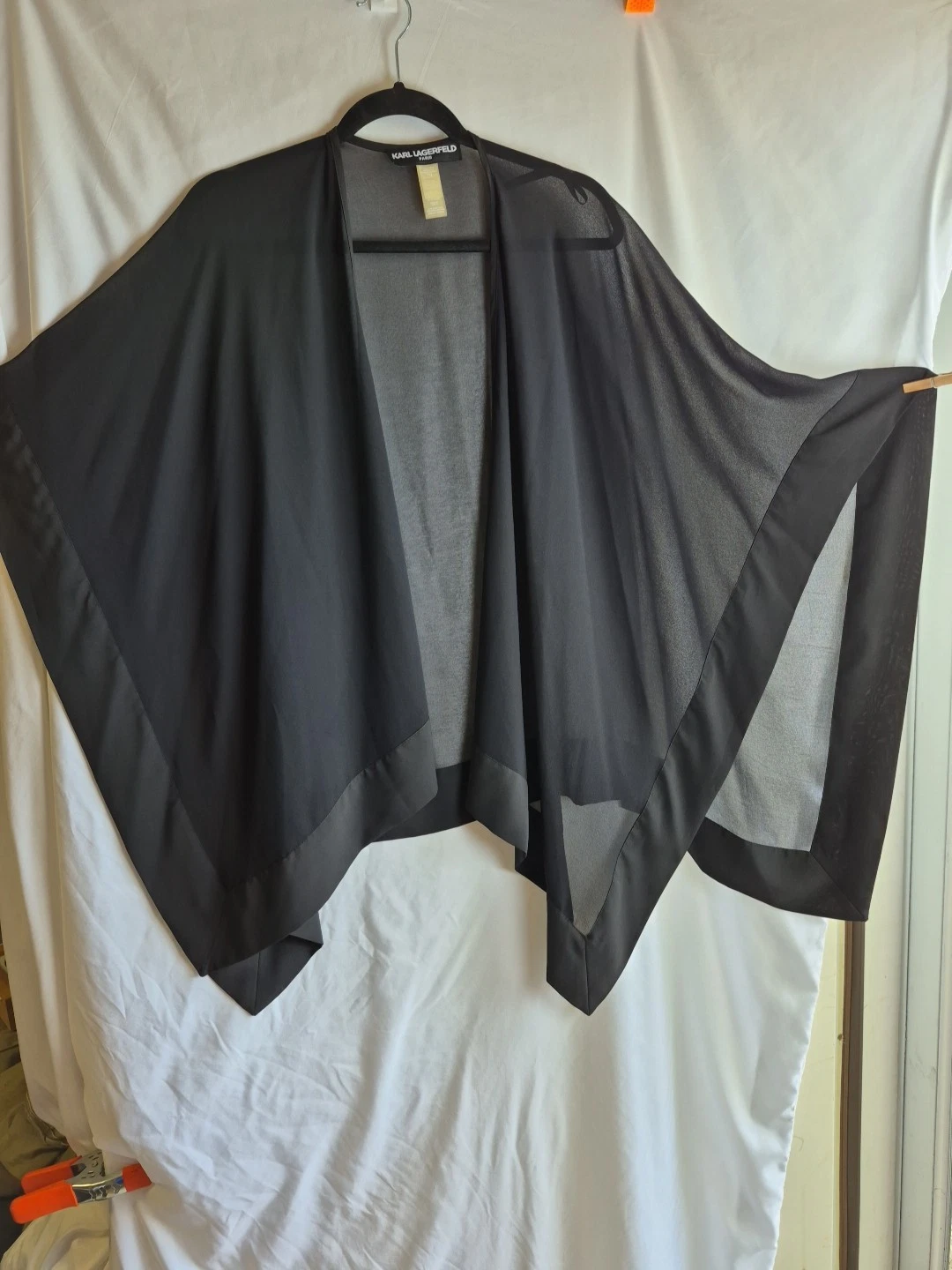 Karl Lagerfeld Paris Kimono Style Cape Wrap Shawl Poncho Black Open Lightweight
Opens in a new windo
