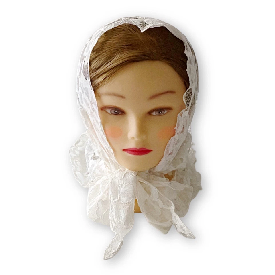 Cachecol vintage branco floral renda chantilly em forma de triângulo borda recortada - Imagem 2 de 4