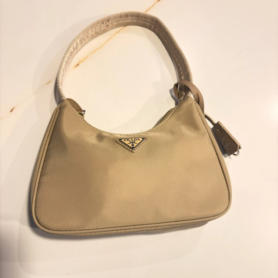 Prada Re-Edition 2000, foto 4 de 5