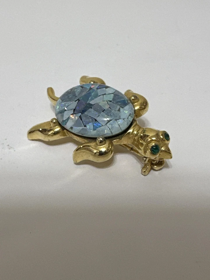 Broche prendedor vintage tortuga tono dorado azul mosaico concha ojos verdes bisutería Foto 3 de 4