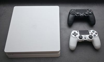 Sony PlayStation 4 Slim Konsole weiß mit zwei Controllern