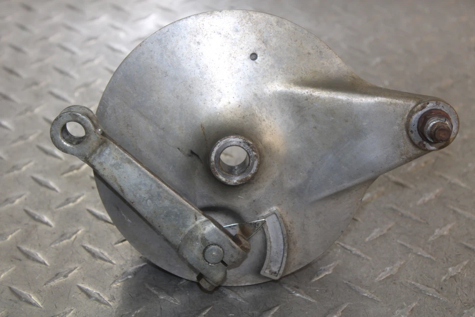 Kawasaki KT250 1975 montaje de tambor de freno trasero Foto 4 de 4