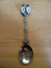 EIN ALTER VERSILBERTER SAMMELLÖFFEL MIT "DELFTER" BLAUEN PORZELLAN-CLOGS