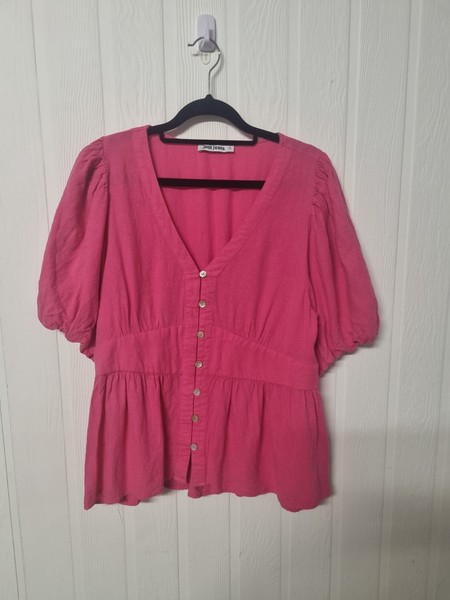 JUST JEANS size 10 bright pink v neck short puff sleeve peplum style blouse
