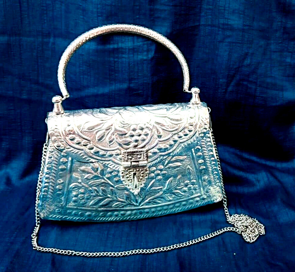 Bolso nupcial clutch de metal plateado de latón con correa de metal de diseño...