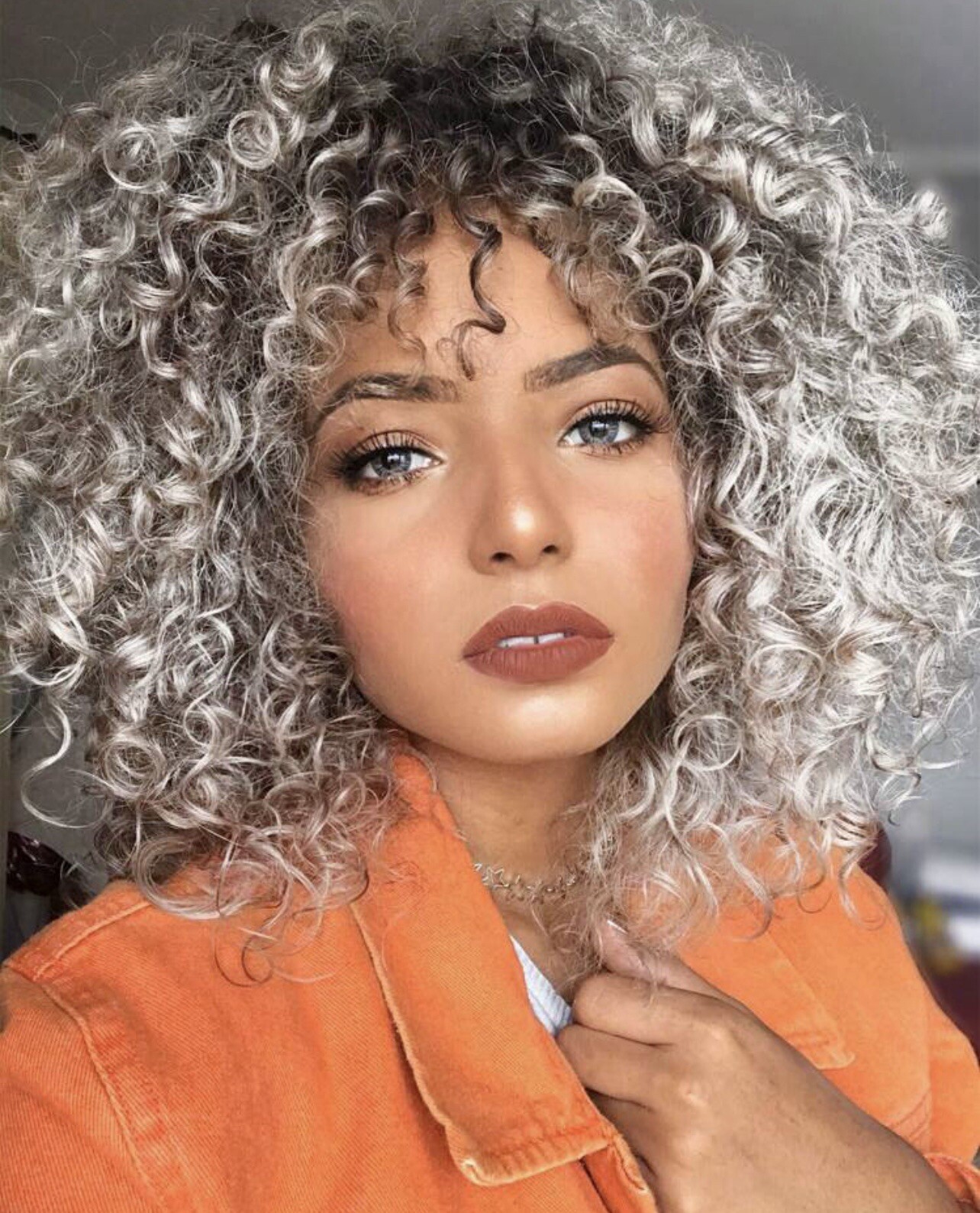 Perruque Synthétique Femme Afro Bouclé Gris Courte Cheveux Frisés 35cm Chevelure Grise à Frange