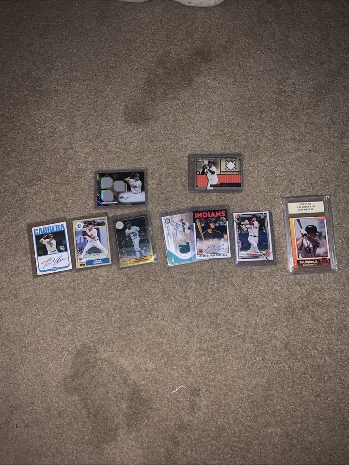 Un montón de tarjetas de béisbol con gráficos automáticos una tarjeta de prospecto de un novato Foto 3 de 3