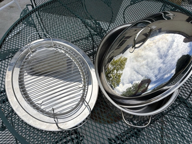 Large Roasting Pan With Lid And Grilling.   Perfect for large turkey   