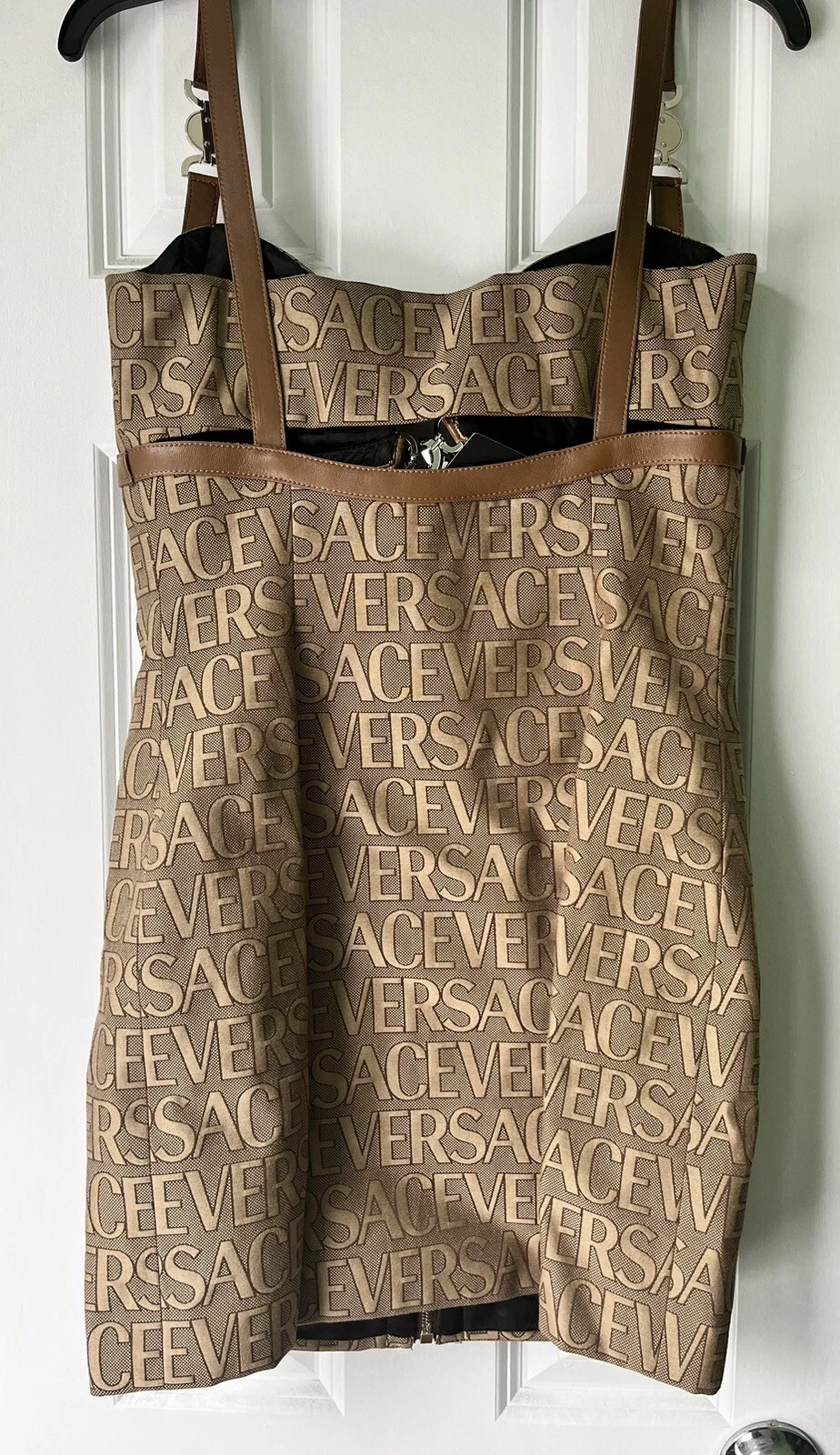 Mini abito nuovo con etichette Versace logo tutto over tela finiture in pelle con finiture in pelle $3050 taglia 6 US 42 IT