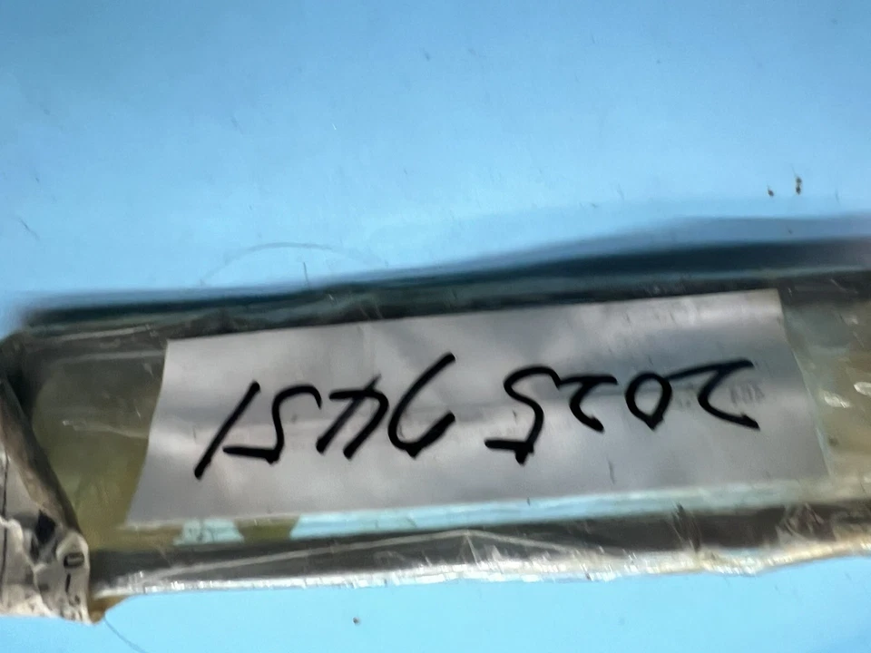 Bisel de luz de marcador del lado izquierdo del conductor 20257451 Foto 3 de 4