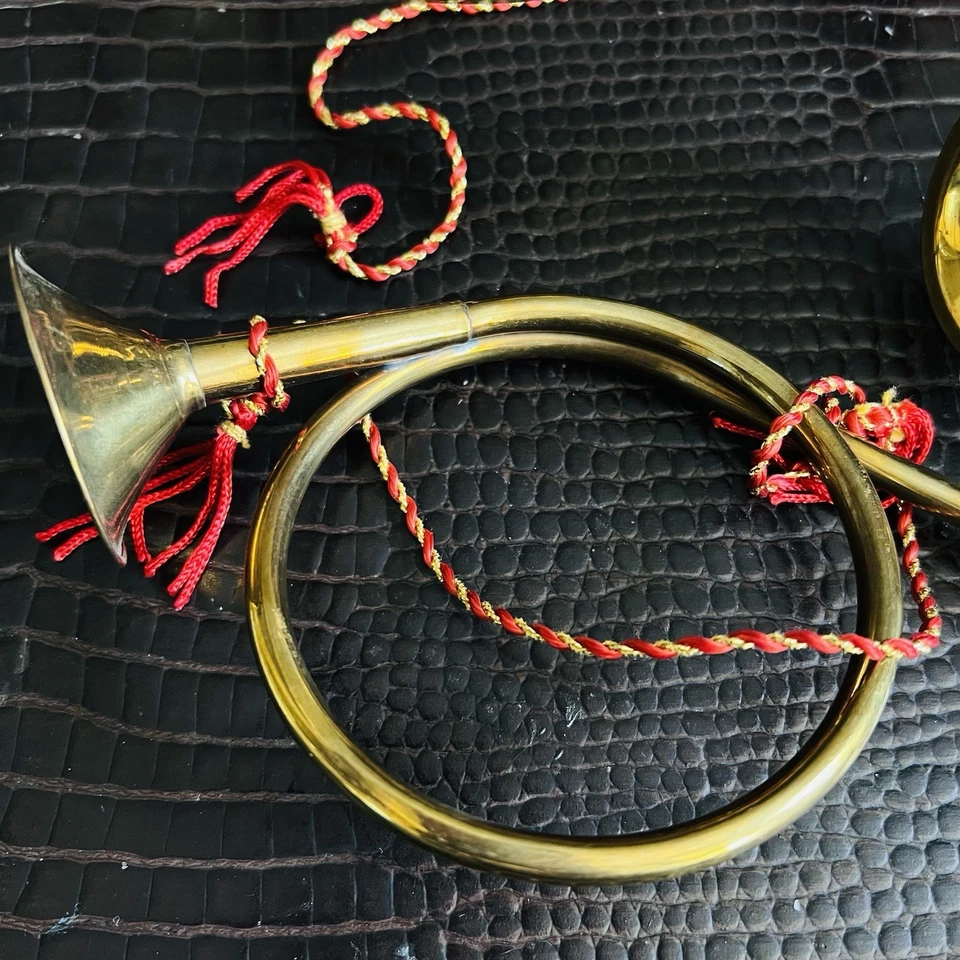 Set of 8 Miniature Brass Bugles – 7” x 4” Christmas décor - Image 2 of 4