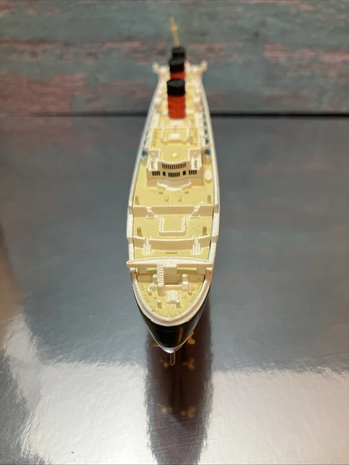 1:1250 RMS Queen Mary Ocean Liner Model – Display Stand – Collectible Ship - Image 2 of 4