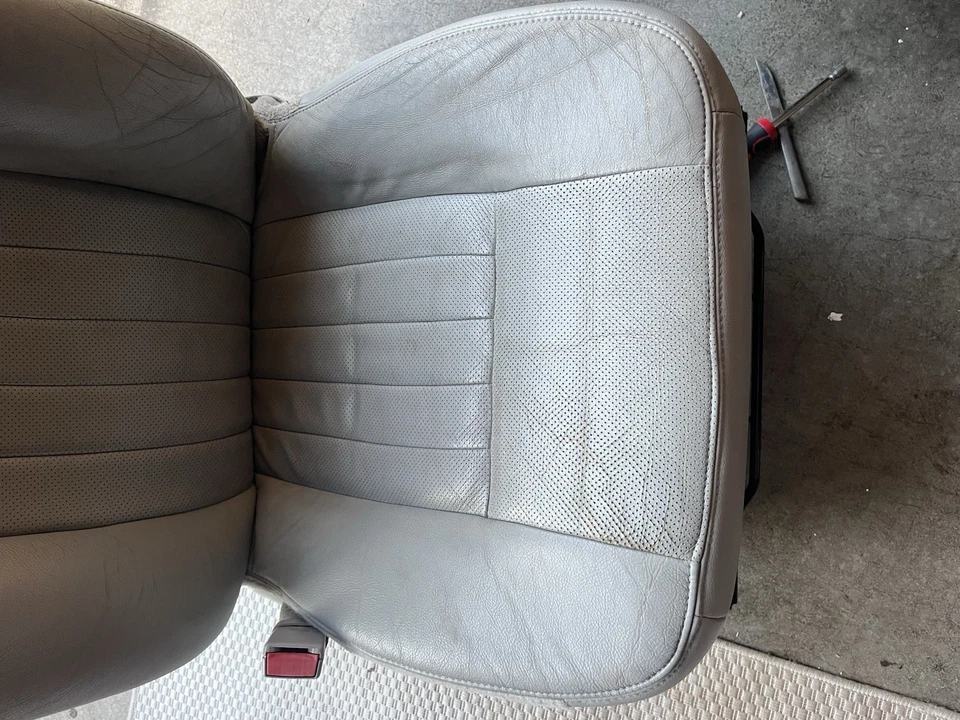 Cubierta de asiento de cuero Perf inferior del conductor delantero gris para Lincoln Navigator 2003-2006 Foto 2 de 4