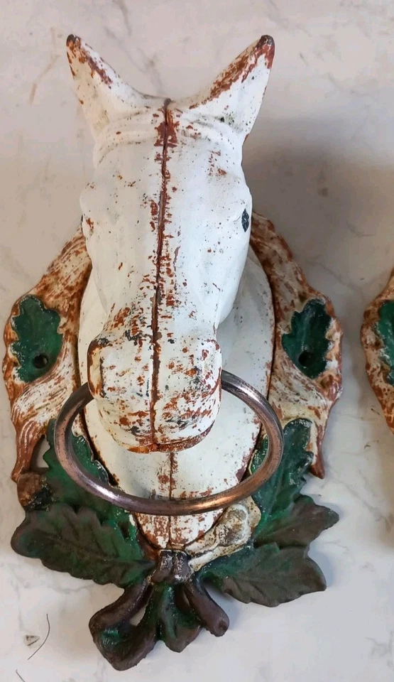 Antiguo par de cabezas de caballo de hierro fundido con anillos de acero macizo con decoración de hoja de roble Foto 3 de 4