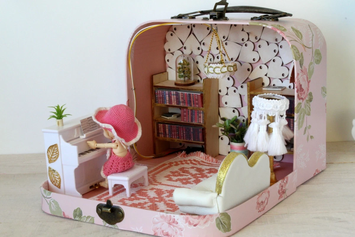 Travel dollhouse in suitcase 1:12 scale Roombox diorama. Maileg mouse sofa  lamp