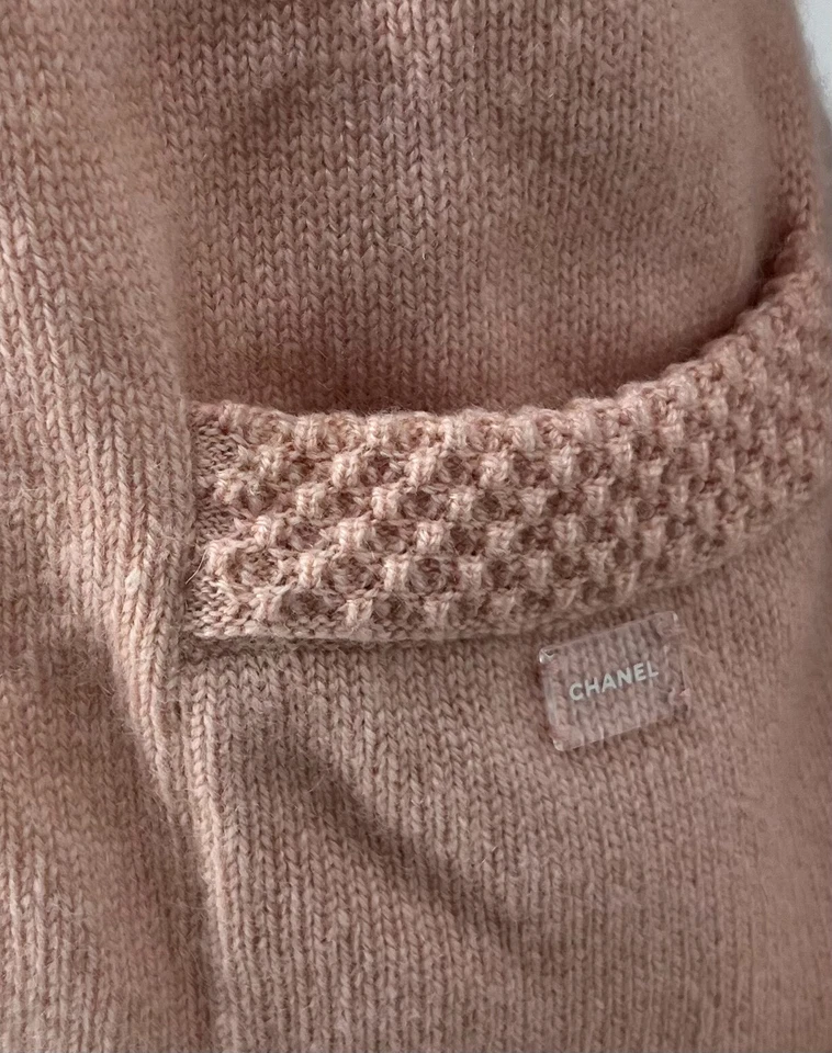 Cárdigan suéter Chanel primavera 2005 rosa claro cachemir ribete mujer talla 38 Foto 2 de 4