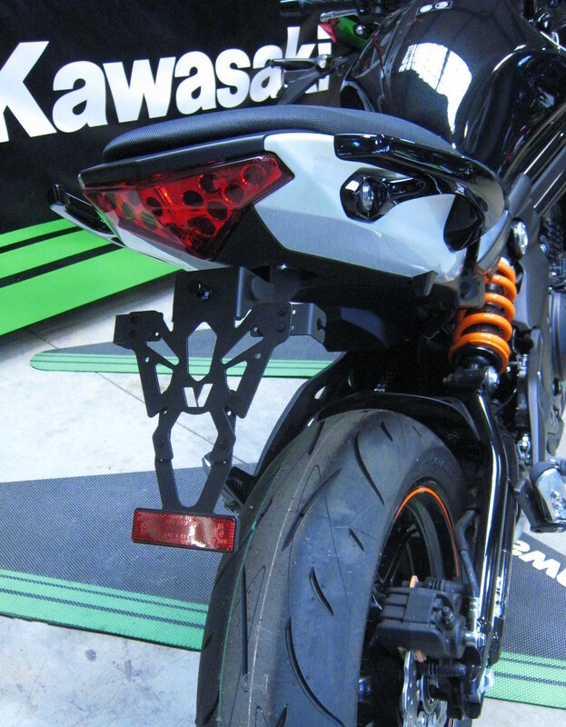 Support de plaque Kawasaki ER6 noir V PIÈCES contre les vibrations arrière