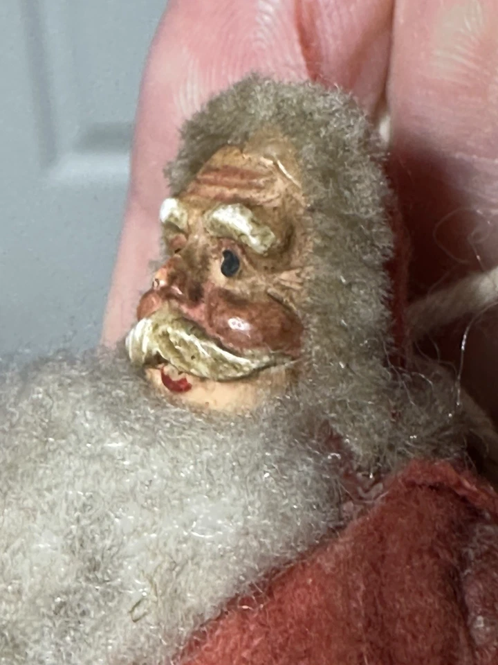 Antiguo adorno de Papá Noel hecho a mano cuerpo de fieltro pintado con árbol Foto 4 de 4