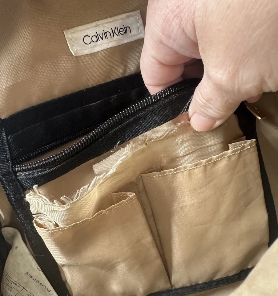 Conjunto Mochila y Bandolera Calvin Klein Marrón Logo Monograma PVC Borde Tostado Foto 4 de 4