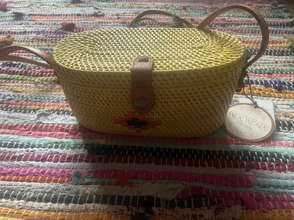 Beautiful handcrafted rattan basket bag with leather accents BNWT - Image 3 of 4