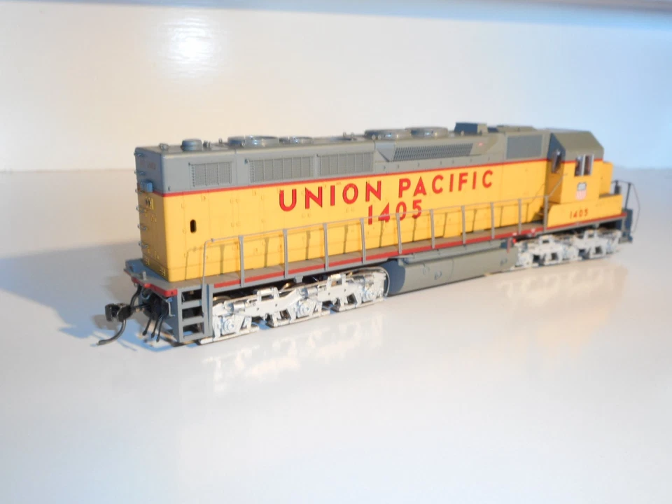 Atlas Union Pacific Diesel Loco. In good mech cond with light. 2 rail DC. HO - Image 2 of 4