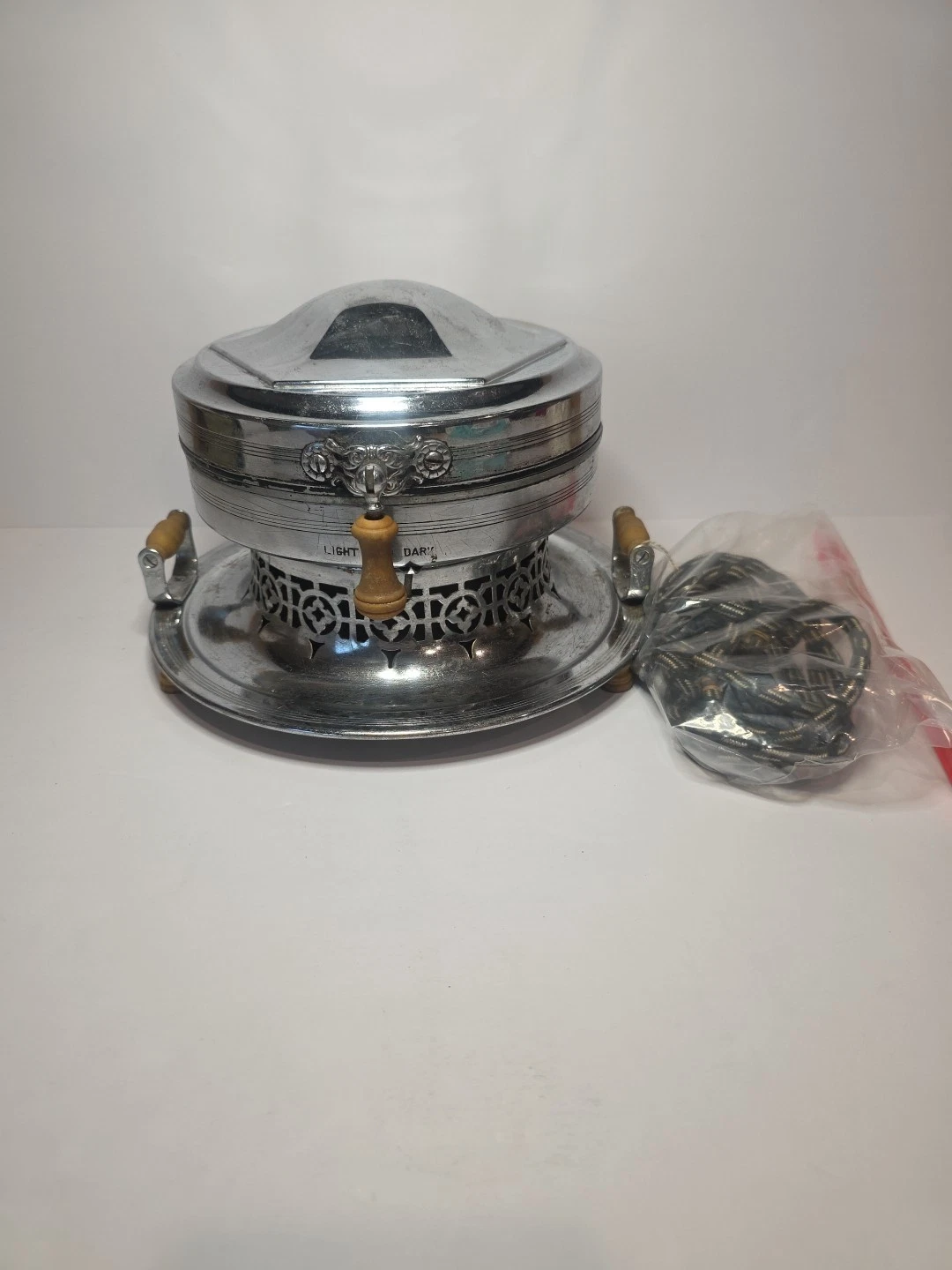1920s Universal 9364H Chrome Waffle Maker Iron Landers, Frary & Clark Cloth Cord