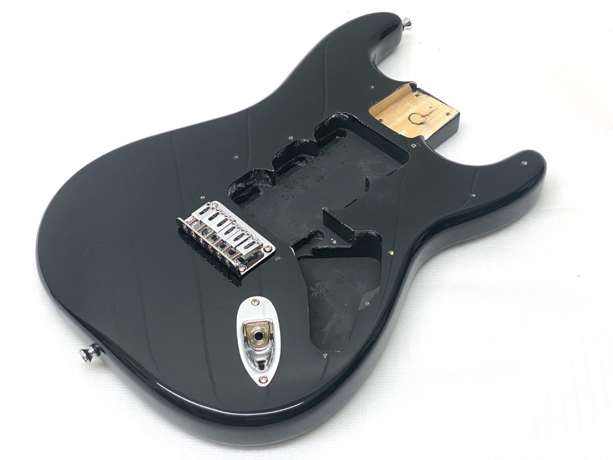Squier by Fenderカスタムストラト/虎目ボディ＆ラージヘッド/美品 Squier by Fenderカスタムストラト/虎目ボディ＆ラージヘッド/美