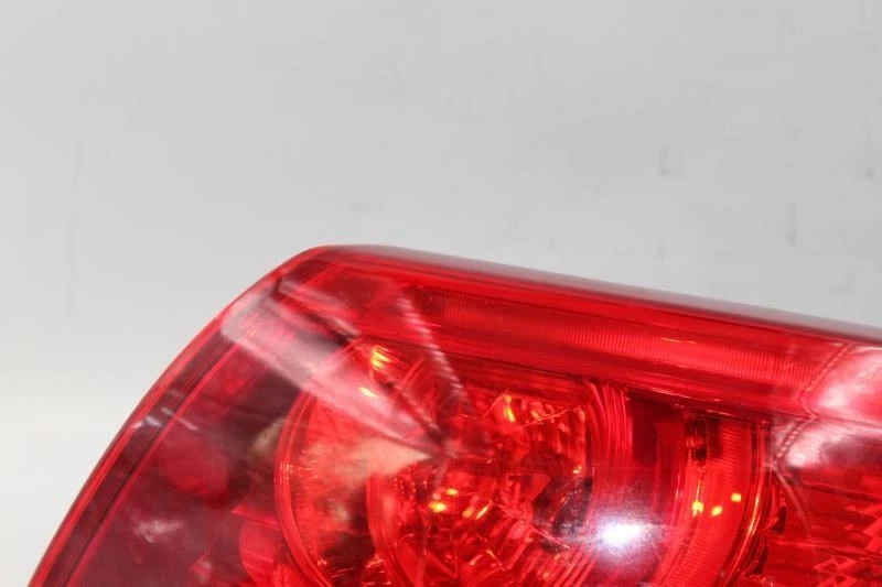 Задний фонарь для правого пассажира смонтирован на четверть панели 2014-15 INFINITI Q50 OEM #31192 - Изображение 2 из 4